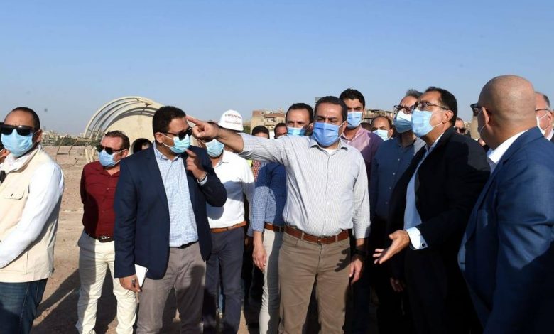 رئيس الوزراء يتفقد أعمال مشروع تطوير سور مجرى العيون1687598343