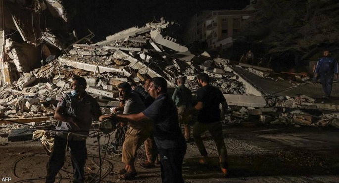 عمليات البحث بين انقاض منزل دمرته غارة اسرائيلية1687375263