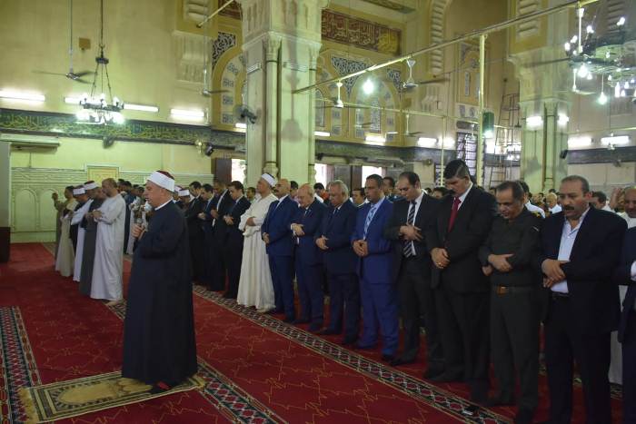 محافظ الشرقية يؤدي صلاة عيد الأضحى بمسجد الفتح بالزقازيق 21687871462
