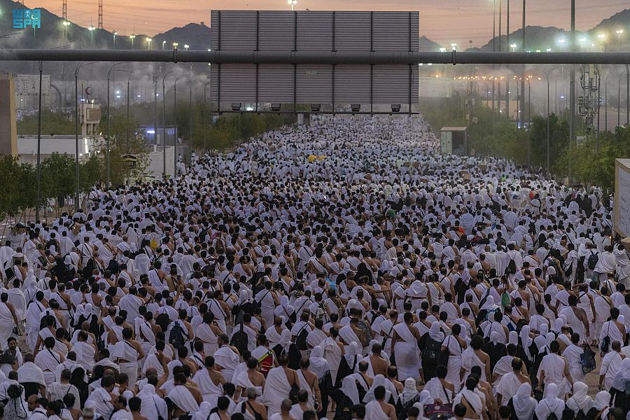 نفرة مزدلفة الحجاج يسلكون أطول طريق مشاة في العالم1687885683
