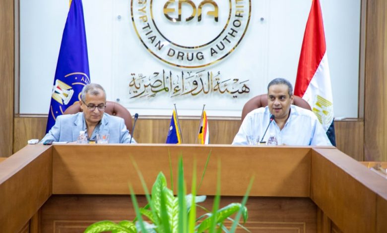رئيس هيئة الدواء يتفقد جناح العرض الخاص بالهيئة في المعرض والمؤتمر الأفريقي الطبي الثاني 1 هيئة الدواء المصرية ععع1686139205