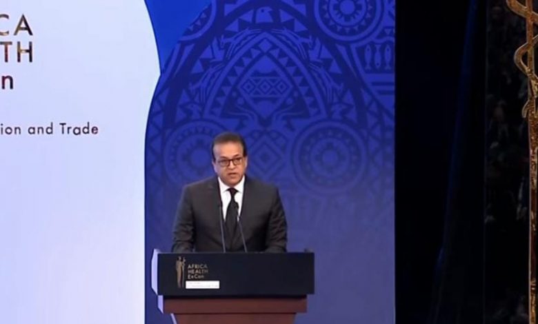 وزير الصحة يتسلم وثيقة من موسوعة "جينيس" بتحقيق أكبر رقم قياسي للتوعية بالسرطان في العالم 1 وزير الصحة1687588383