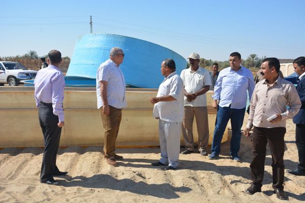 محافظ الوادي الجديد يوجه بضرورة العمل على تخصيص منطقة لإقامة مزارع سمكية بمحيط بحيرة باريس 1 محافظ الوادى الجديد يتفقد مشروع مزرعة سمكية بالخارجة1689235624