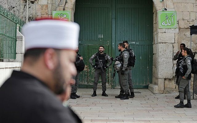 المُحتجون الإسرائيليون يغلقون مداخل الكنيست لمنع التصويت على مشروع قانون يستهدف القضاء 1 000 1EI8O3