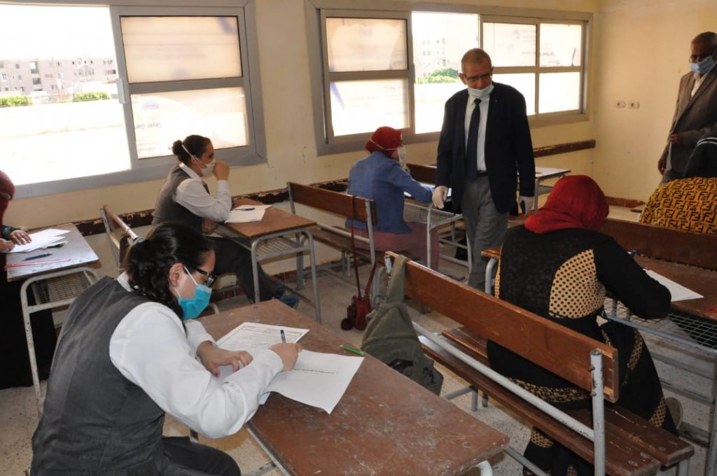 طلاب الثانوية العامة بشعبتيها الأدبية والعلمية يؤدون الامتحان في مادة اللغة الأجنبية الأولى 1 1 51688623264