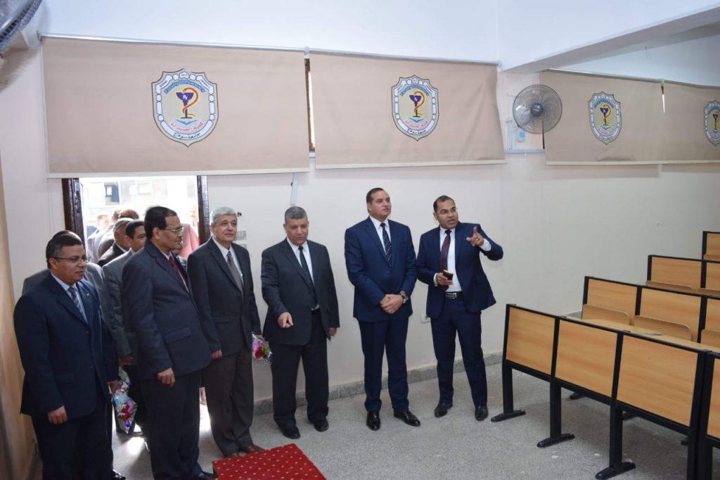 102436 رئيس جامعة سوهاج يفتتح القاعات الدراسية الجديدة بكلية الصيدلة (2)1689177723
