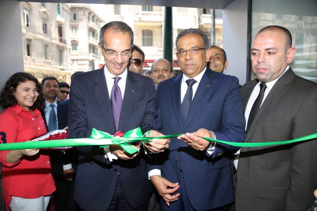 وزير الاتصالات: تطوير مكاتب البريد لإحداث نقلة نوعية في الخدمات للمواطنين 1 135243 وزير الاتصالات ورئيس البريد يفتتحان مكتب بريد بالإسكندرية بعد تطويرها1688815263