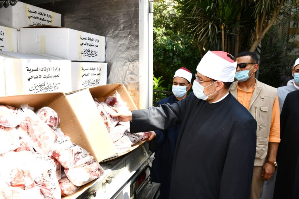 وزير الأوقاف يتفقد توزيع لحوم أضاحي الأوقاف بالبحيرة 1 139261 وزير الأوقاف يتفقد لحوم صكوك الأضاحى1690035723