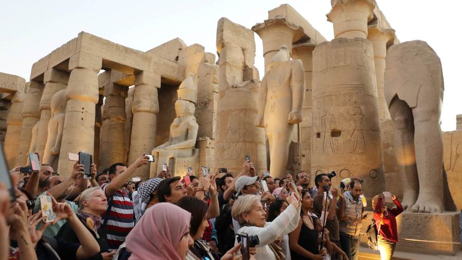 "فيتش": توقعات باستمرار زيادة أعداد السياح في مصر بمتوسط نمو سنوي 5.4% خلال "2023- 2027" 1 143981688902264