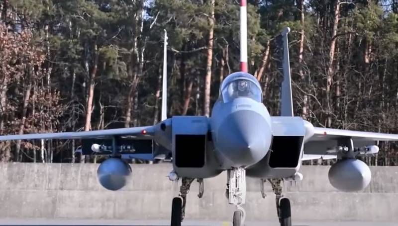 الدفاع الأوكرانية: الطيارون الأوكرانيون يبدأون التدريب على طائرات F-16 الشهر المقبل 1 1658041561 snimok1690176543