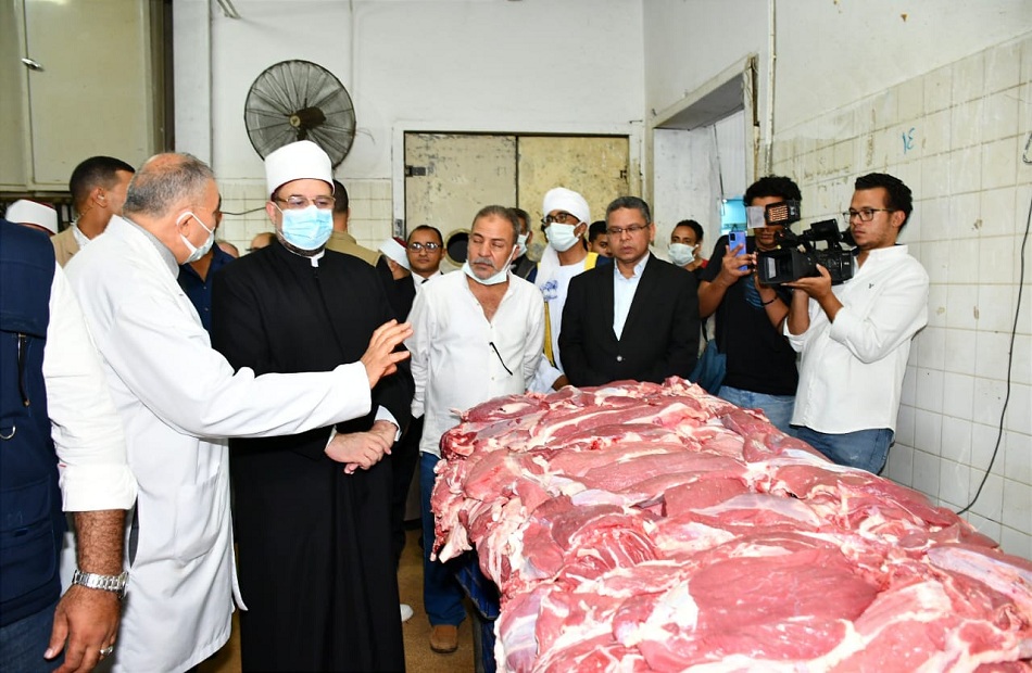 وزير الأوقاف ومحافظ القاهرة يتفقدان تجهيز لحوم الأضاحي بمجزر البساتين 1 19 2022 637931445862123950 2121688385844