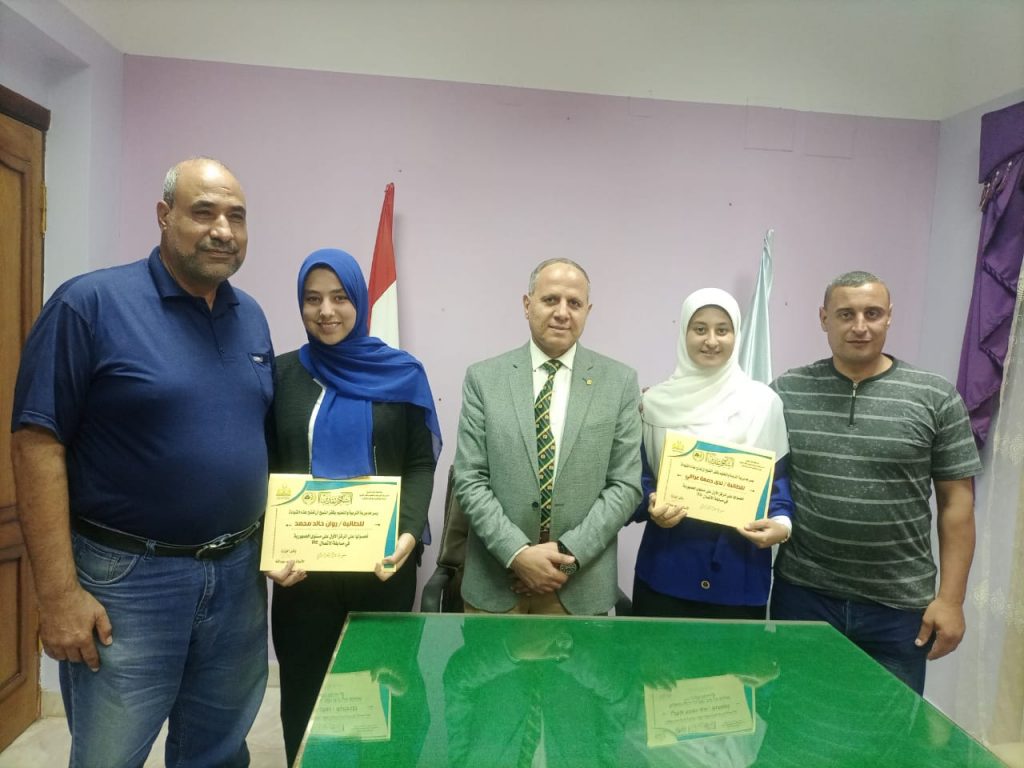 محافظ كفرالشيخ يهنئ طالبتين حصلتا على المركز الأول عن مشروع "تحلية المياه بالطاقة الشمسية" 1 19 2022 637949714936433488 6431689966723