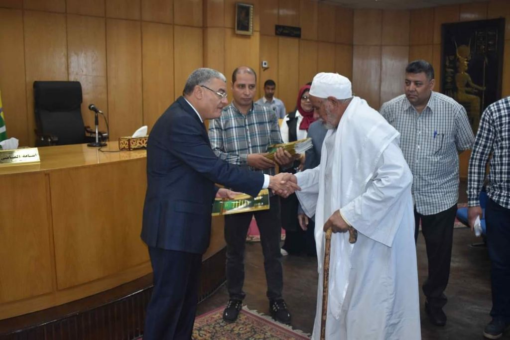 محافظ المنيا يسلم 44 عقدا جديدا لتقنين أوضاع أراضي أملاك الدولة 1 19 2022 638028358109867337 9861689343803