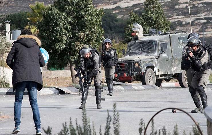 مواجهات بين الفلسطينيين وقوات الاحتلال الإسرائيلي شرق رام الله وإصابة شابين بالرصاص الحي 1 2017 12 15 21 38 13 3071690784703