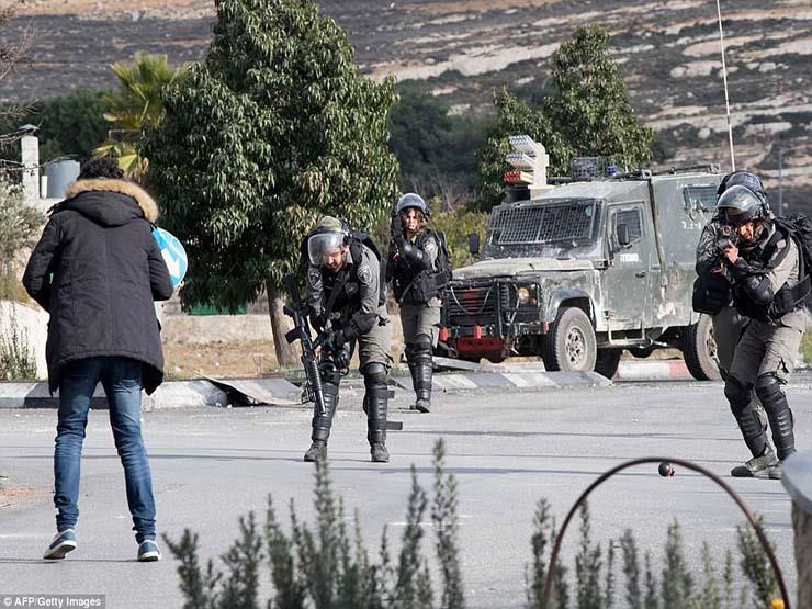 مواجهات بين الفلسطينيين وقوات الاحتلال الإسرائيلي شرق رام الله وإصابة شابين بالرصاص الحي 1 2017 12 15 21 38 13 3071690784703