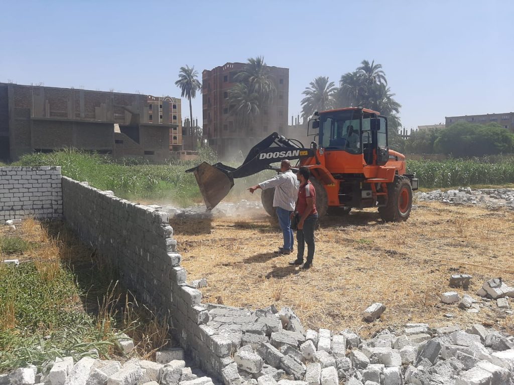 محافظة أسوان: إزالة 13 حالة تعد وتكثيف لأعمال النظافة ومتابعة مشروعات حياة كريمة 1 2022 637940178220588559 581690293003