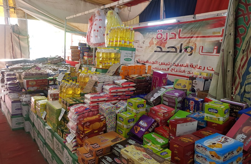 لليوم 305.. إقبال كبير على منافذ "كلنا واحد" لشراء السلع المخفضة 1 2022 637998124095573313 5571688376904