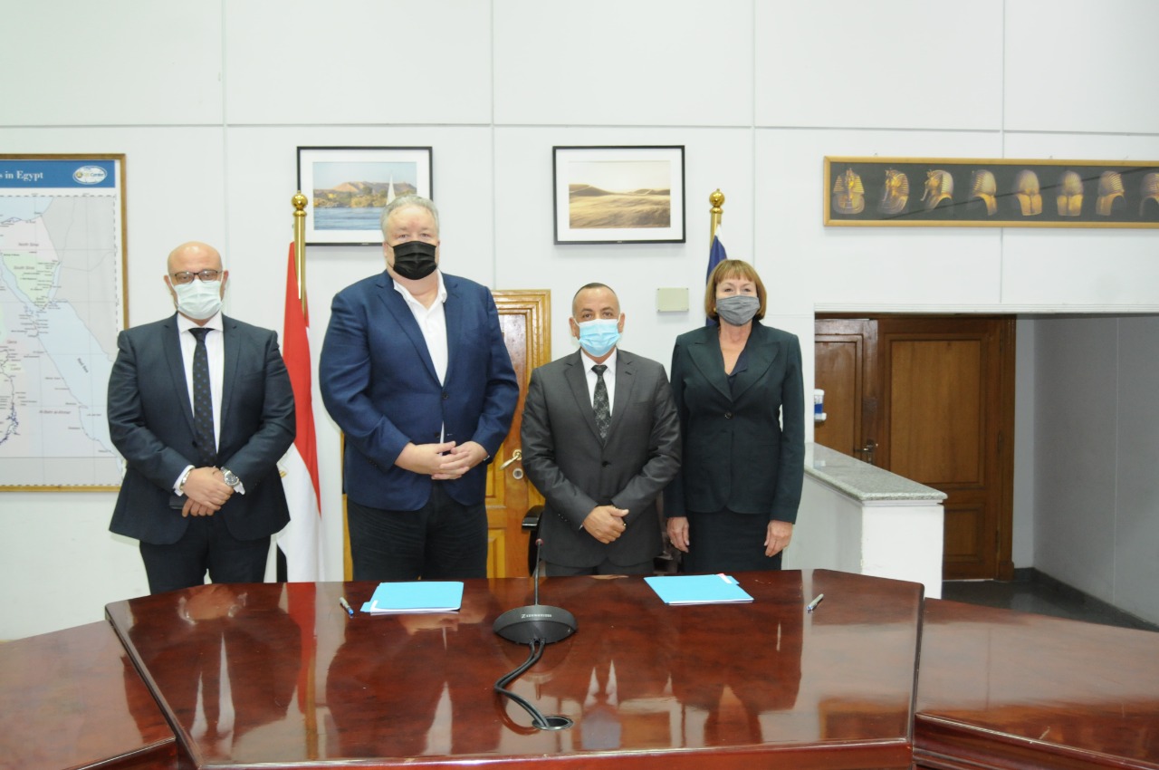 الأمين العام للمجلس الأعلى للآثار يتفقد قاعات معرض رمسيس وذهب الفراعنة بمتحف استراليا 1 49543 11688900944