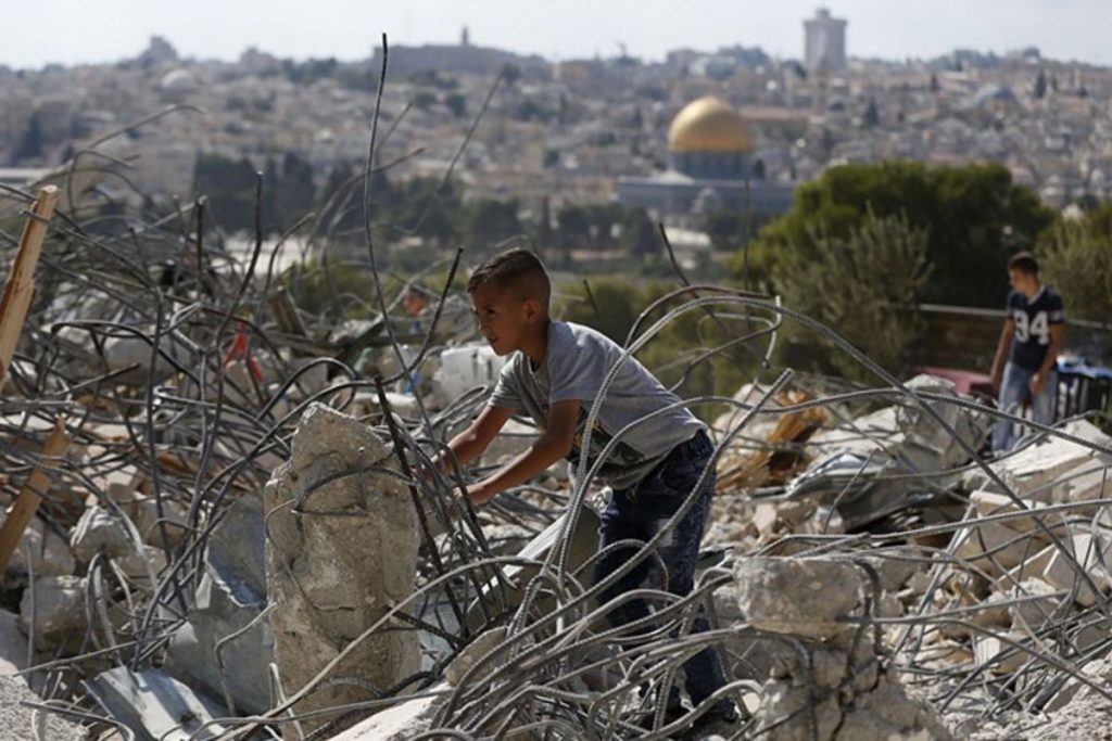 سلطات الاحتلال الإسرائيلي تجبر فلسطينيًا في القدس على هدم منزله ذاتيًا 1 77 201689526683