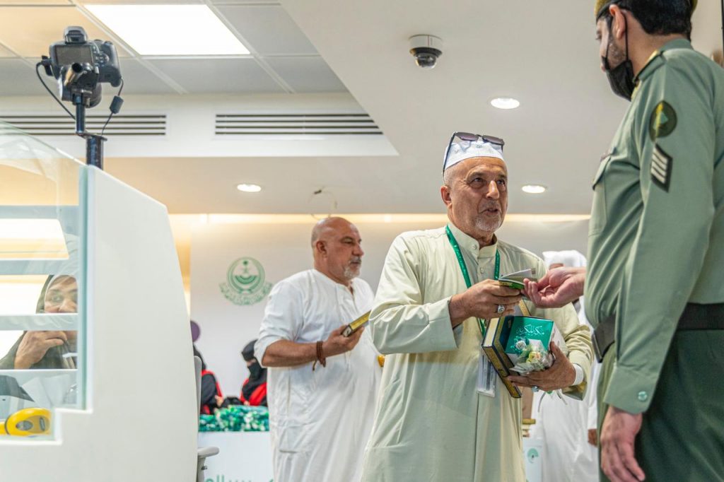 "الجوازات" السعودية تواصل إنهاء إجراءات مغادرة ضيوف الرحمن عبر منفذ الحديثة 1 FX5dqARWQAYAwDT1688921883
