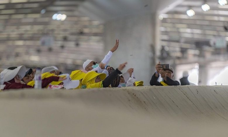 ضيوف الرحمن غير المتعجلين يواصلون رمي الجمرات في ثالث أيام التشريق 1 img 0630199126 e1657541210707 tPtPS51688202363