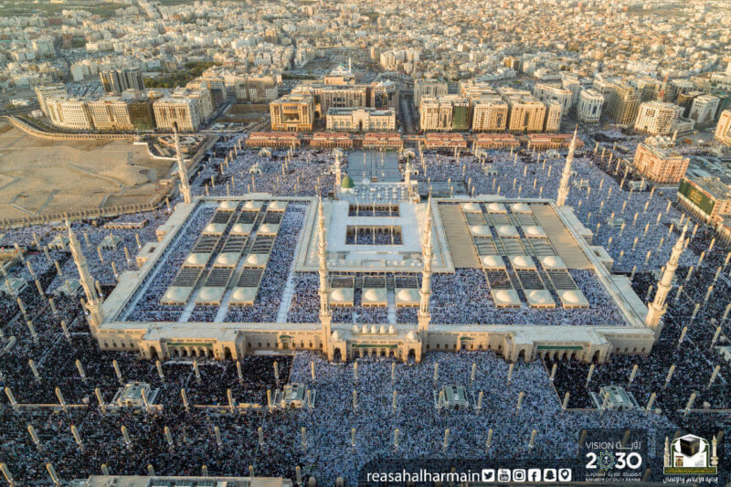 المسجد النبوي يستقبل أكثر من 245 مليون مصلٍ ومصلية منذ بداية العام 1444هـ 1 جموع المصلين يؤدون صلاة عيد الفطر في المسجد النبوي 3