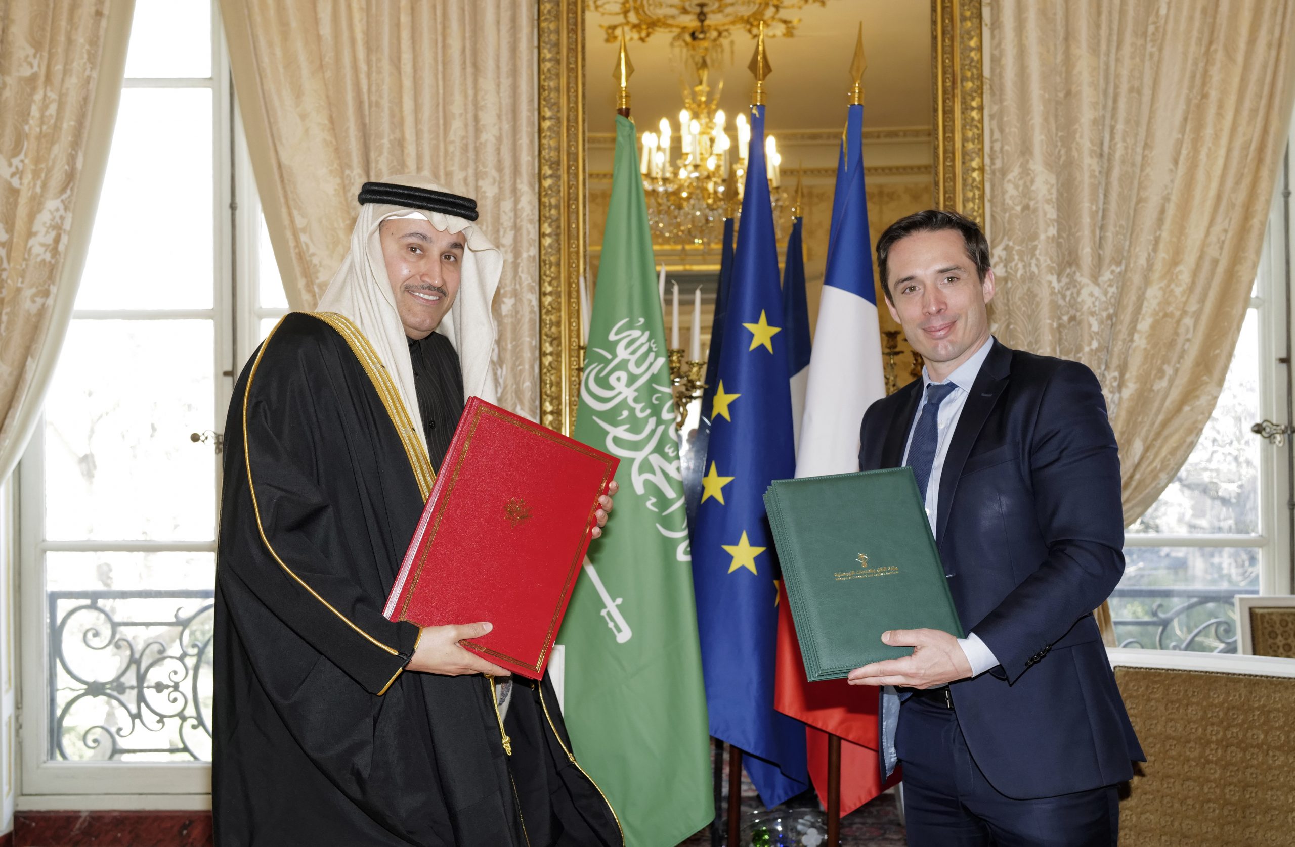وزير النقل يوقع مذكرة تفاهم مع رئيس شركة فرنسية عالمية للتعاون في مجال النقل البحري والموانىء الجافة والمناطق اللوجيستية 1 زيارة معالي الجاسر لفرنسا4 scaled1689927663