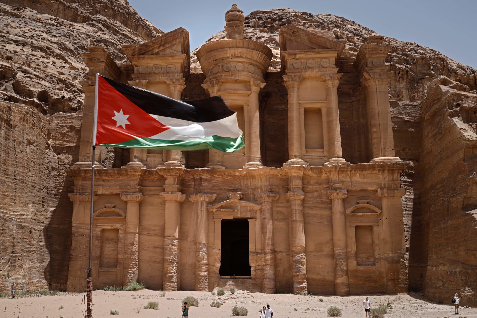 فودة يلتقي رئيس منطقة منطقة البتراء بالأردن ويدعوه لتعزيز التعاون في المجالات الثقافية والسياحية 1 1338971691695083