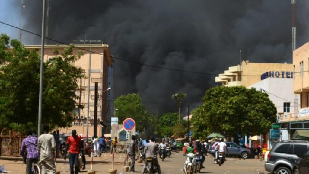 بوركينا فاسو:مروحية تابعة لبرنامج الأغذية العالمي تتعرض لإطلاق نار 1 20180302 burkina ouagadougou fumee m 0 01692604508