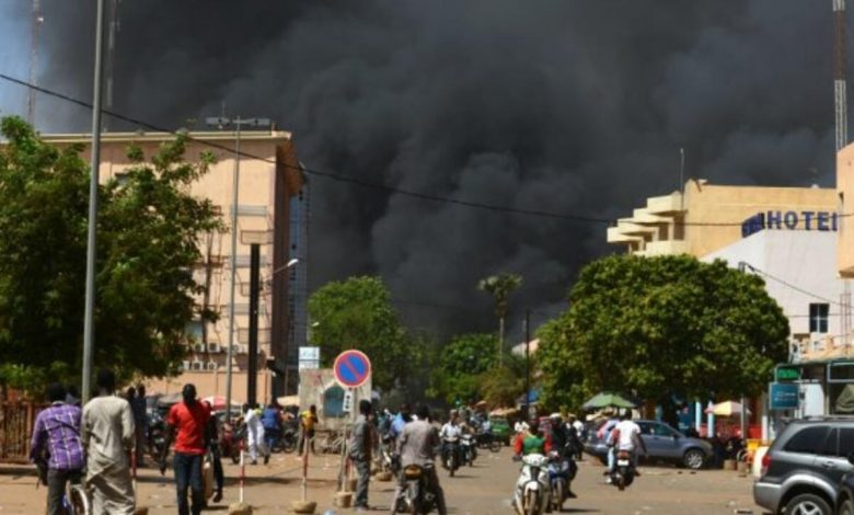 بوركينا فاسو:مروحية تابعة لبرنامج الأغذية العالمي تتعرض لإطلاق نار 1 20180302 burkina ouagadougou fumee m 0 01692604508