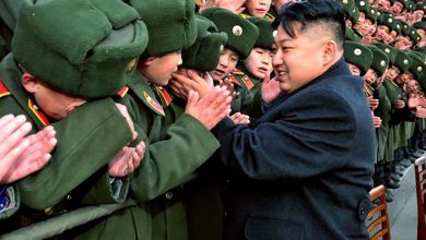 387229 زعيم كوريا الشمالية يداعب جنوده1690968543