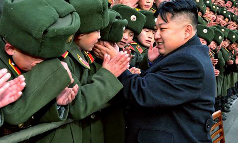 387229 زعيم كوريا الشمالية يداعب جنوده1690968543
