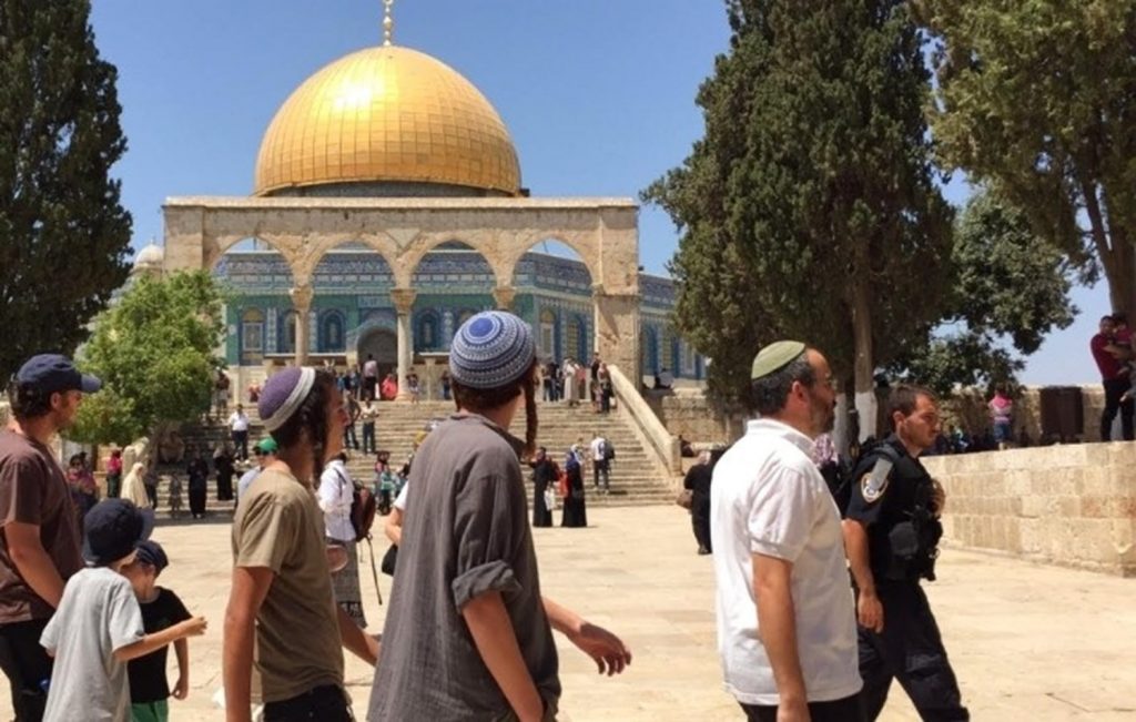مُستوطنون إسرائيليون يقتحمون باحات المسجد الأقصى المبارك بحماية شرطة الاحتلال 1 4OwbD1692864603
