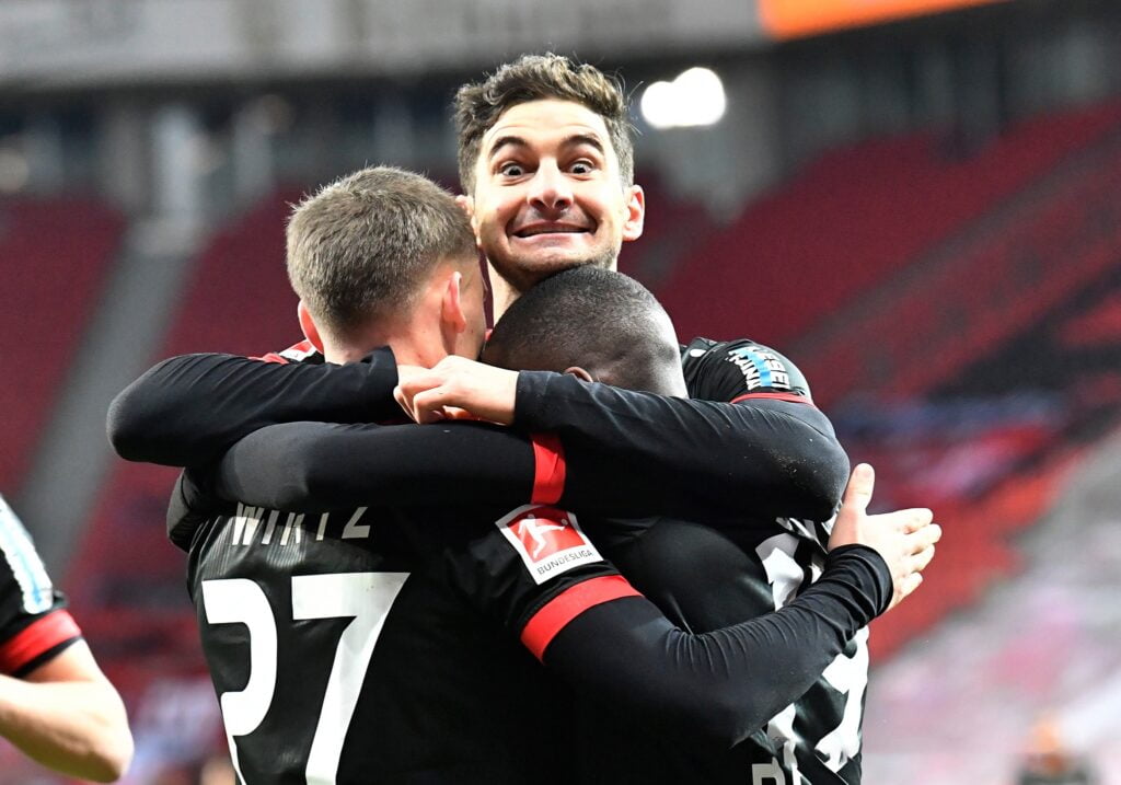 باير ليفركوزن يفوز على بوروسيا مونشجلادباخ بثلاثية نظيفة في الدوري الألماني 1 536