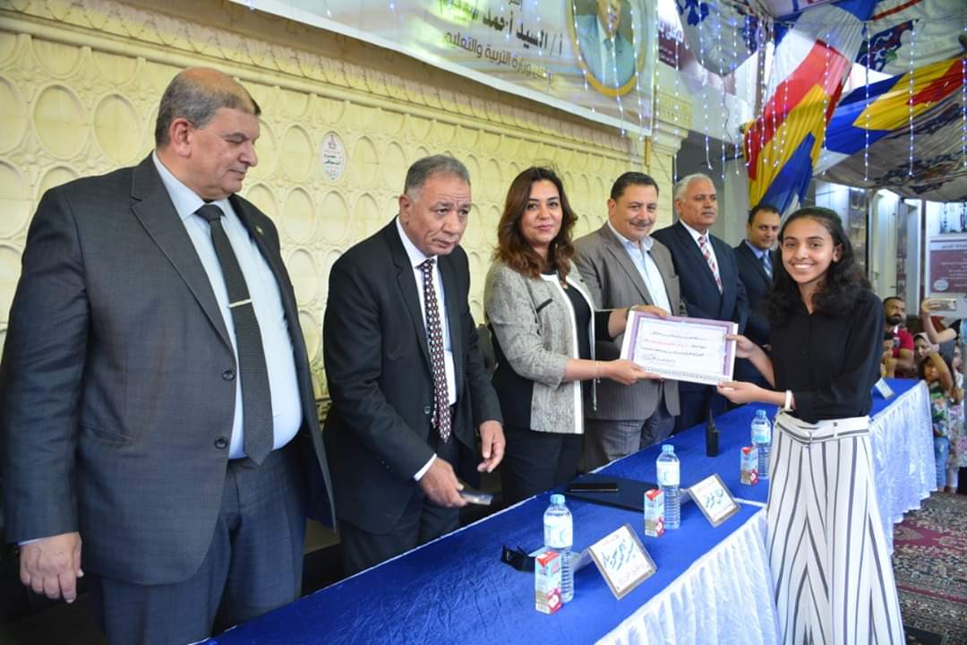 93082 محافظ دمياط تكرم أوائل الشهادات (1)1692128463