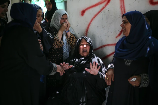 أهالي "القدس" يُشيعون جُثمان فلسطيني استُشهد مُتأثرًا بجروح أصيب بها خلال عدوان الاحتلال على "الأقصى" قبل عامين 1 arabic news 1232207 o1692346623