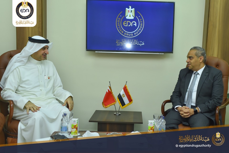 رئيس هيئة الدواء يبحث مع سفير الكونغو الديمقراطية تعزيز التعاون بين البلدين في القطاع الدوائي 1 رئيس هيئة الدواء والسفير البحريني1692728407