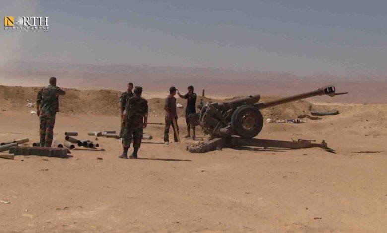 عناصر من قوات الحكومة السورية بالقرب من حقل التيم النفطي جنوب دير الزور ـ نورث برس 1691745903