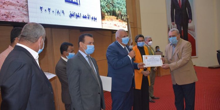محافظ الوادي الجديد يكرم اللاعب محمد مصطفى وعدد من القيادات 1 تتكرييم