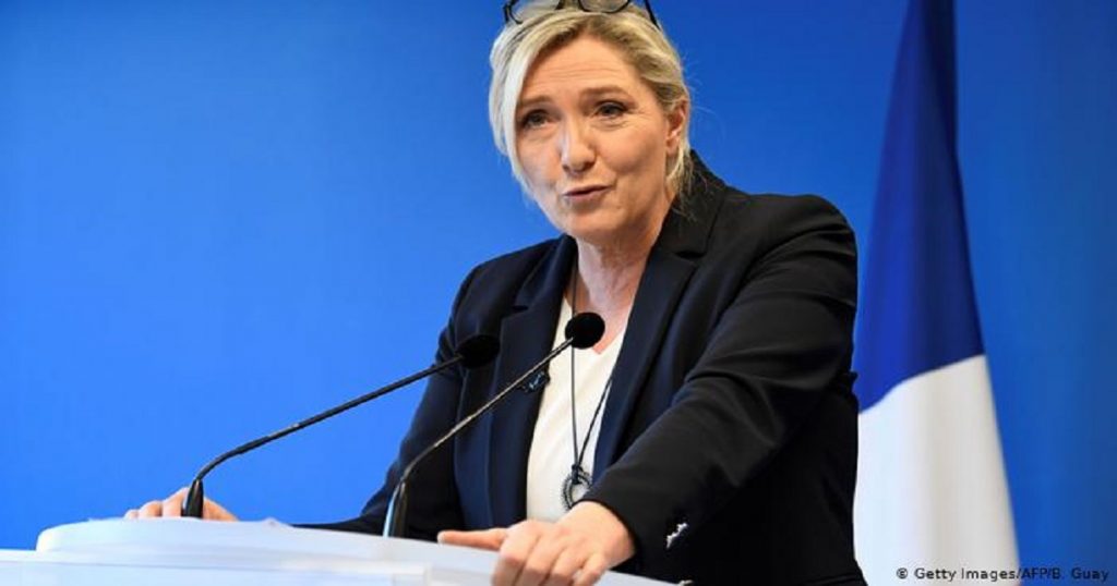 اليمين المتطرف بفرنسا يمارس ضغوطا على إيمانويل ماكرون بسبب أزمة المهاجرين في لامبيدوزا الإيطالية 1 مارين لوبان1694857923