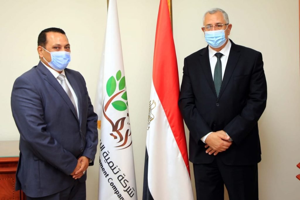 رئيس "الريف المصري": تقديم الدعم والخدمات والتيسيرات للمنتفعين من مشروع ال1.5 مليون فدان 1 وزير الزراعة ورئيس شركة الريف المصري1694597464