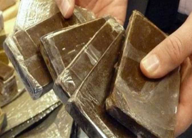 ضبط عنصر إجرامي مسلح بحوزته 13 كجم من مخدري الحشيش والبانجو قبل ترويجها بالدقهلية 1 061930ec001694424306