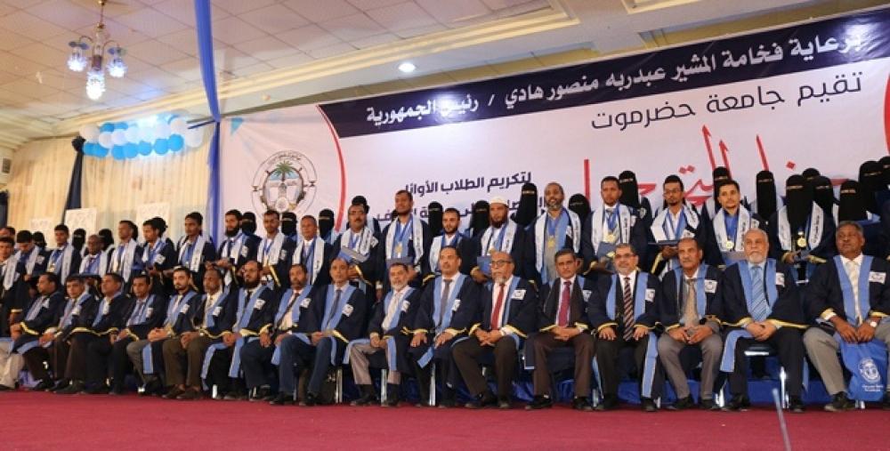 مفتي الجمهورية يُهنئ الطلاب والطالبات ببَدْءِ العام الدراسي الجديد ويطالبهم ببذل الجهد 1 09 03 19 284854631696061946