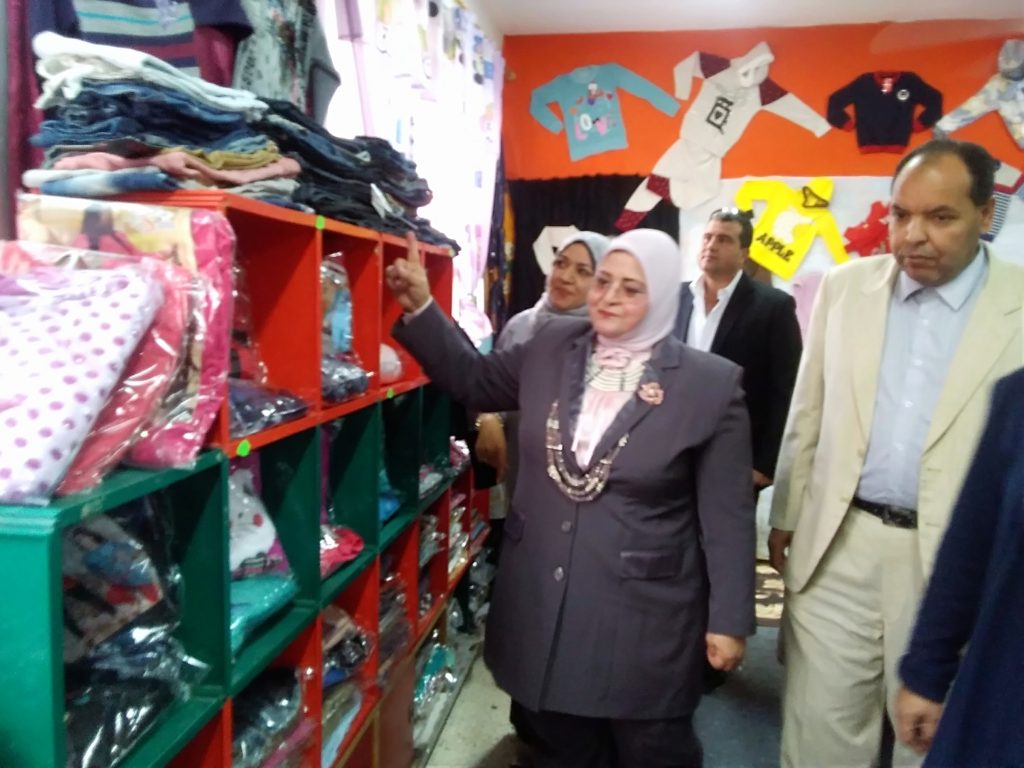 1110968 توزيع ملابس مجانا على طلاب مدارس البرلس (2)1695817923