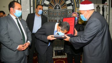 151940 محافظ الغربية يقبل كتاب الله بعد افتتاحة المسجد1695543003