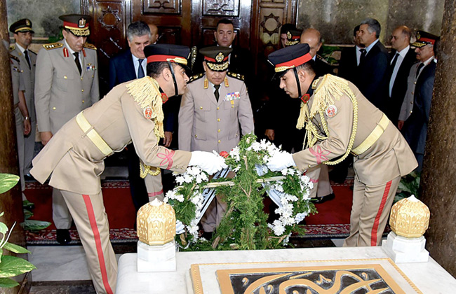 الرئيس السيسي ينيب وزير الدفاع لوضع إكليل من الزهور على قبر الزعيم الراحل جمال عبد الناصر 1 19 2017 636422012386951517 6951695730743