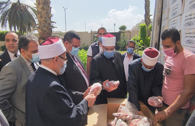 وزير الأوقاف ومحافظ الدقهلية يتفقدان توزيع 3 أطنان لحوم من صكوك إطعام الأوقاف بالمحافظة 1 19 2020 637366412440987169 981695386043