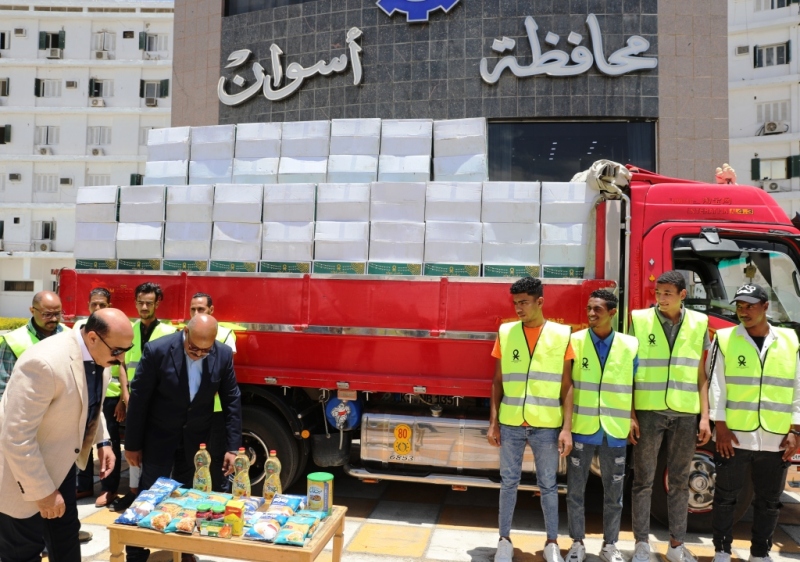 محافظ أسوان يتفقد قافلة مساعدات المواد الغذائية المقدمة من الأوقاف 1 2023 638196789466489554 6481695140345