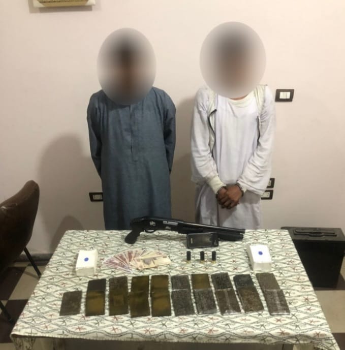 ضبط عنصرين إجراميين مسلحين بحوزتهما كمية من مخدري الحشيش والهيروين قبل ترويجها بالبحيرة 1 3 3 2022 14 29 41 GomhuriaOnline 39116463105811693910763
