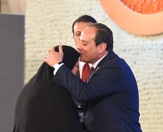 34797 الرئيس السيسى يكرم المرأة المصرية فى عيد الأم (4)1694280663